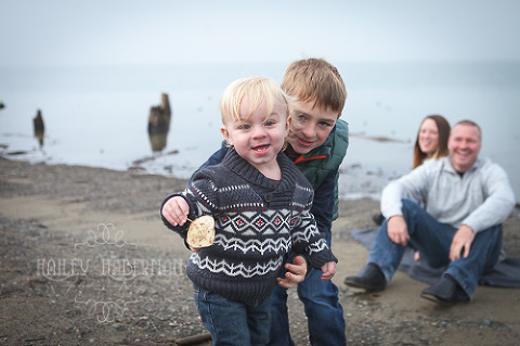 LIfestyle family of 4 at Lake Cle Elum Photo of boys playing on beach