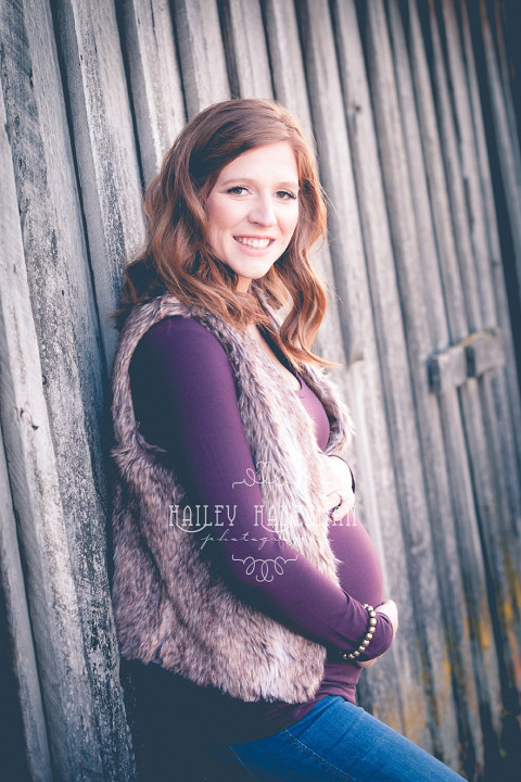 Cozy Winter Maternity  Sara Ellensburg, WA photo of mom smiling at camera