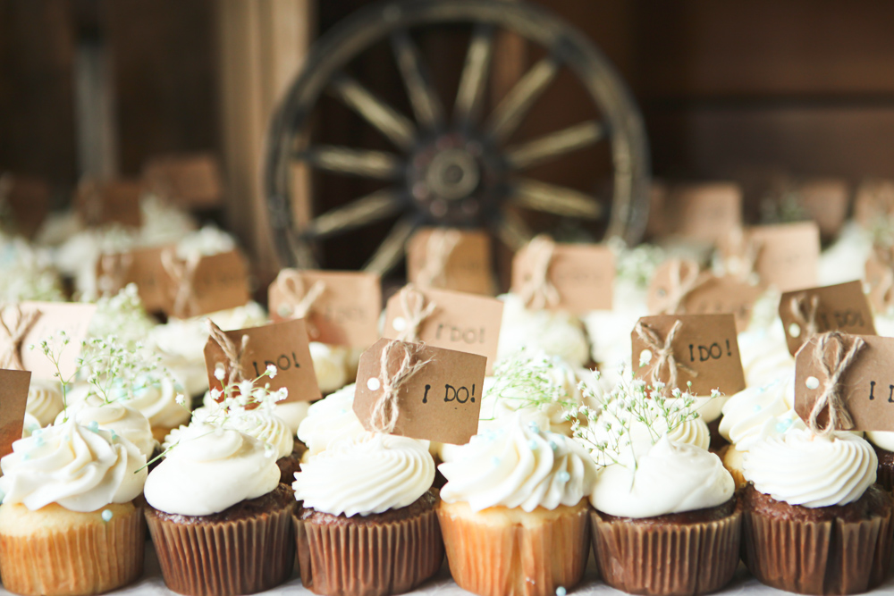 cupcakes and reception details at ritter farms cle elum wedding photographer