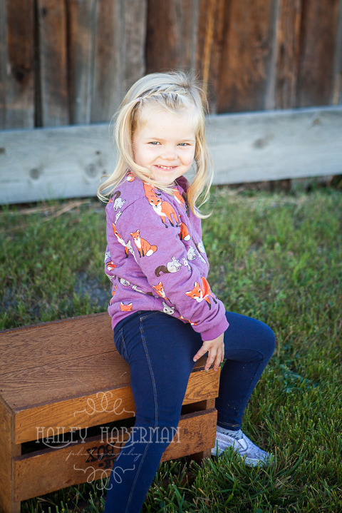 big sister smiling at camera, Large Family Session by Ellensburg Photographer Hailey Haberman,