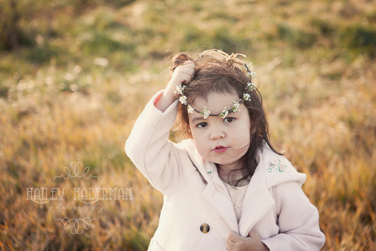 Fall family lifestyle session by Ellensburg Photographer Hailey Haberman with nick and madeline photo of toddler girl