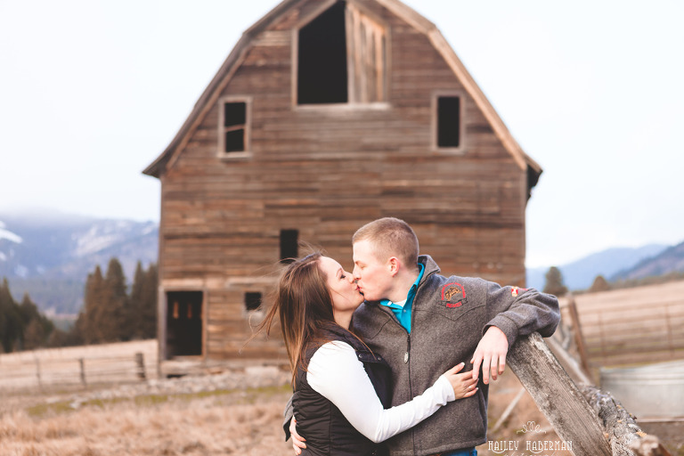 western wedding and engagements at the cattle barn in cle elum wa photographed by Hailey Haberman