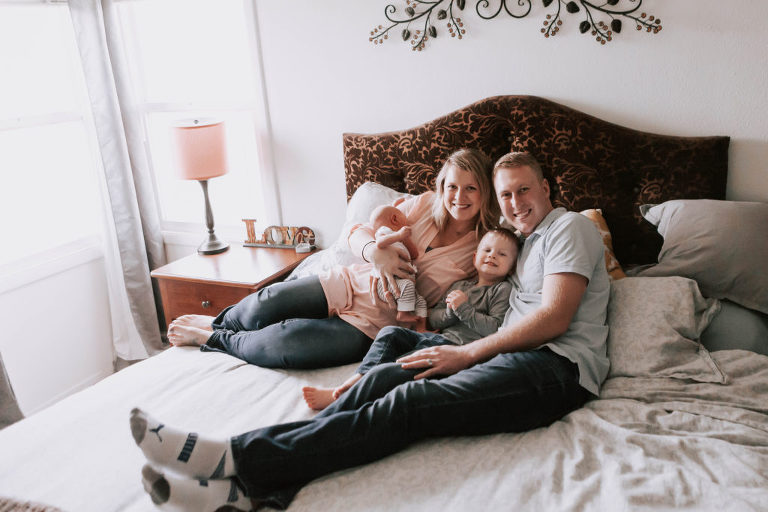 Family Snuggling on bed Baby Miles Ellensburg Lifestyle Newborn Photographer Hailey Haberman