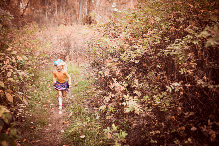 little girl running in fall forest, Rustic fall lifestyle family session captured by Hailey haberman in Ellensburg WA 