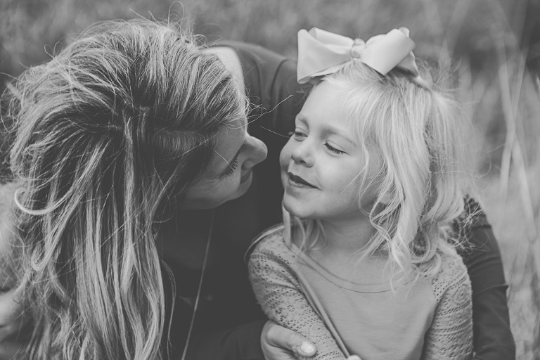 black and white of mom and little girl, Rustic fall lifestyle family session captured by Hailey haberman in Ellensburg WA 
