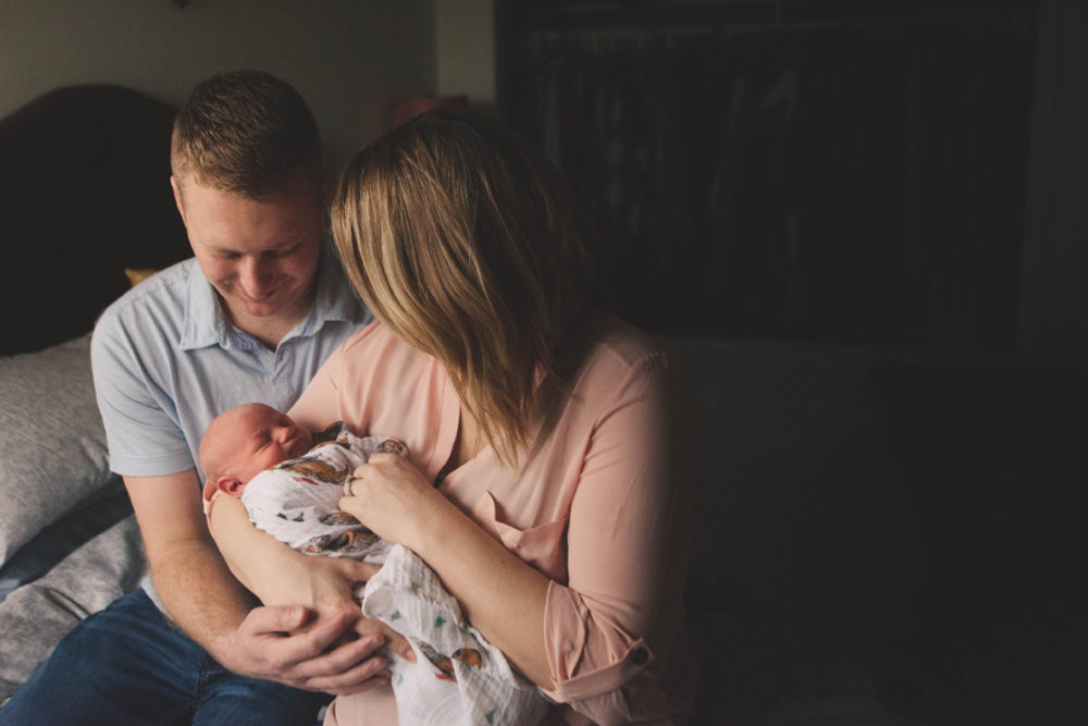 baby with parents- lifestyle newborn photography by Hailey Haberman in Ellensburg WA