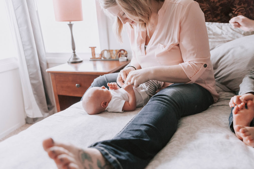 mom and baby at home- lifestyle newborn photography by Hailey Haberman in Ellensburg WA